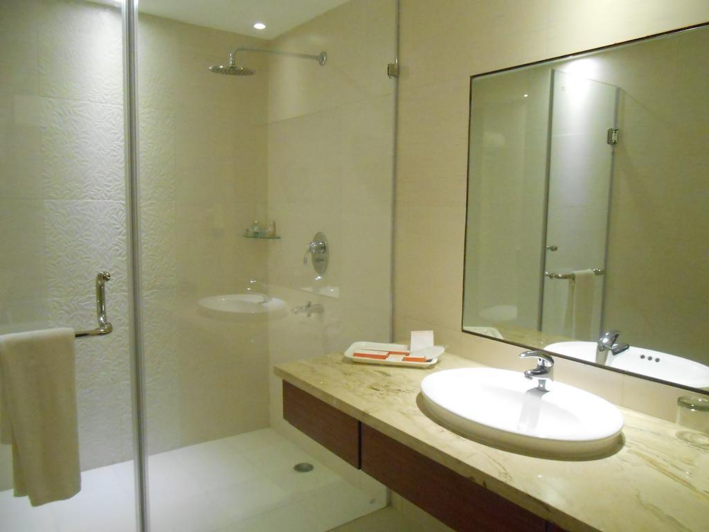 Celesta - Kolkata Otel Dış mekan fotoğraf