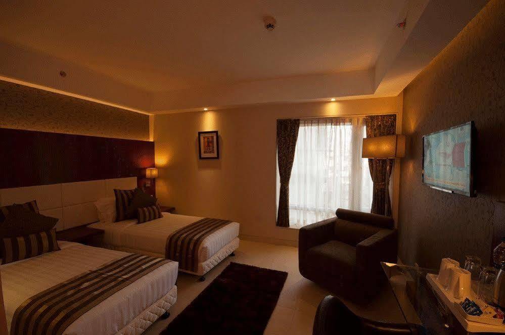 Celesta - Kolkata Otel Dış mekan fotoğraf